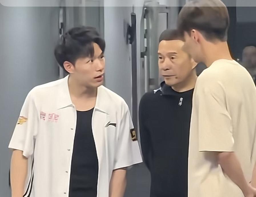 宏远速递!陈老板做重要决定,徐杰与罗斯打百分大战,朱芳雨表态不离队