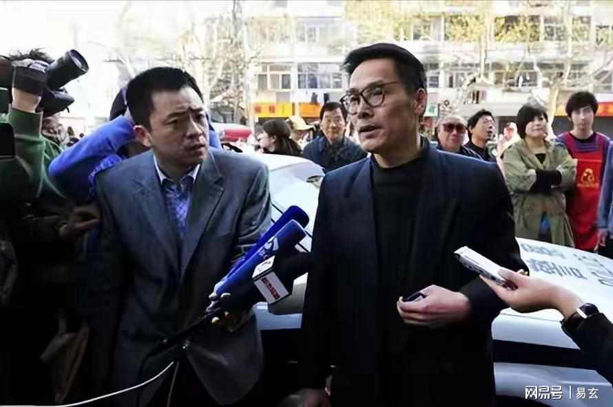 男子边走边低头看手机 误入叉车盲区惨遭碾压 网友:这就是拿命在玩