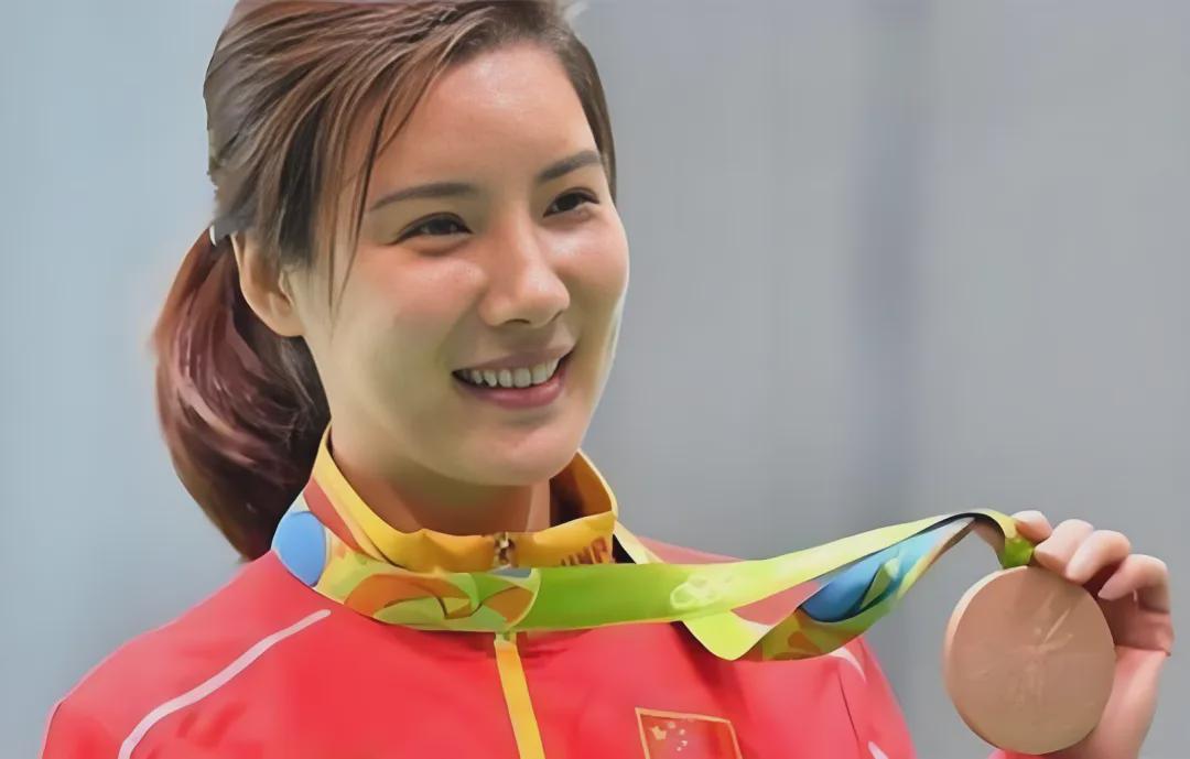 44岁奥运冠军杜丽近况曝光!嫁师弟庞伟育有一子,结婚17年被宠成公主